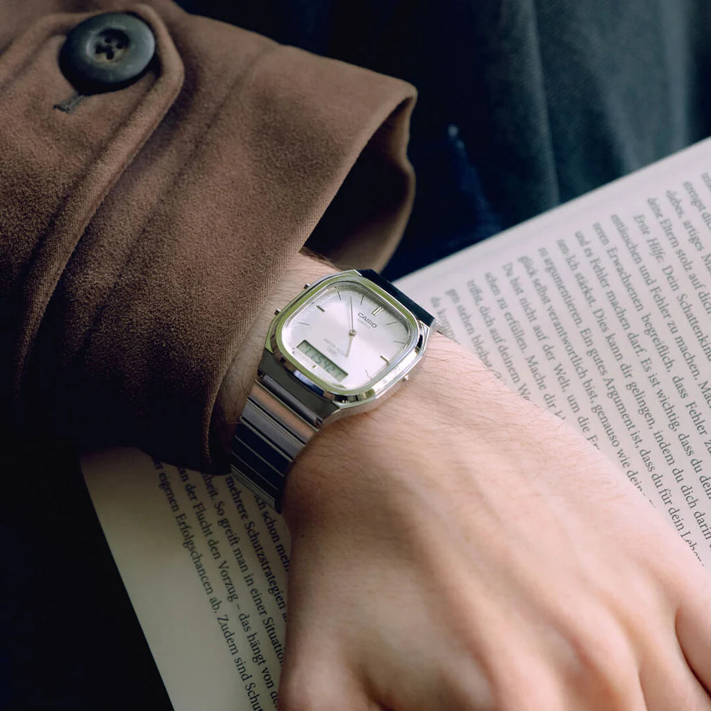 Casio Vintage AQ-240E-7ADF
Dual-Display (35.8mm) Silver Sunray Dial / Stainless Steel Bracelet Unisex Watch