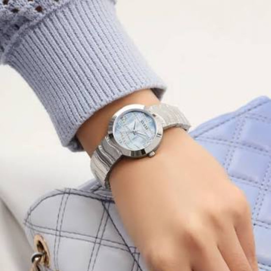 Guess LAGUNA GW0871L1 Crystal (30mm) Ice Blue Mother-of-Pearl Dial / Stainless Steel Bracelet
Women's Watch